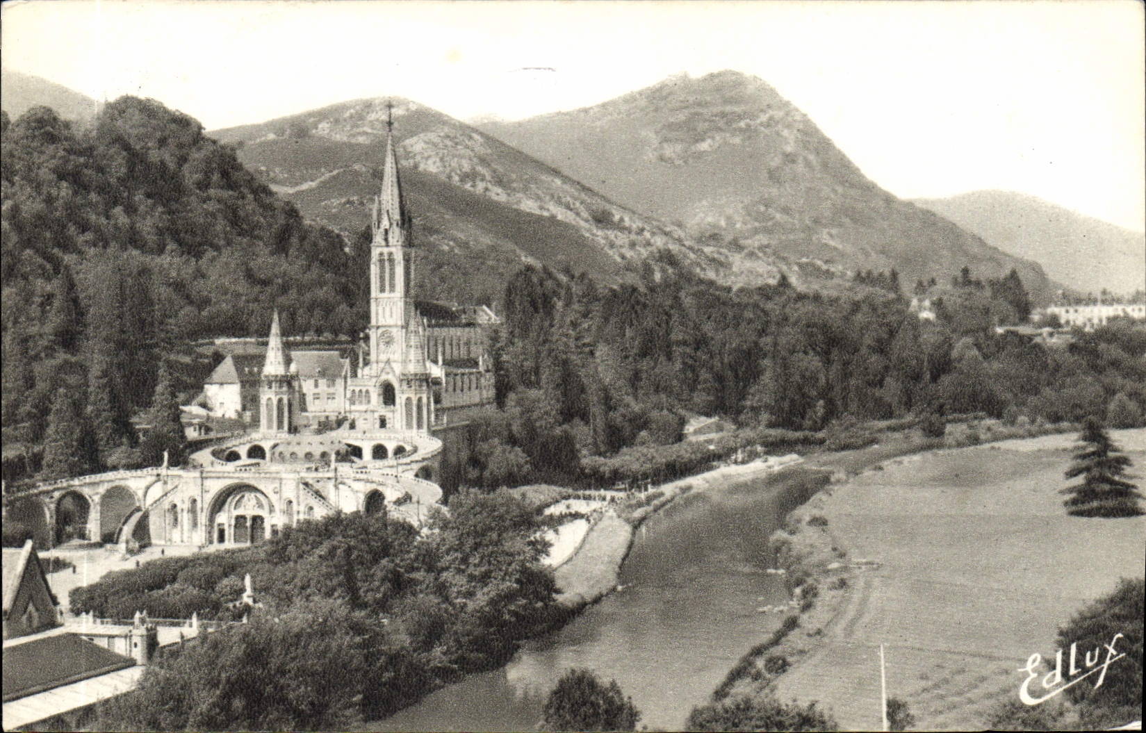 CPA Lourdes la Basilique et le Gave 