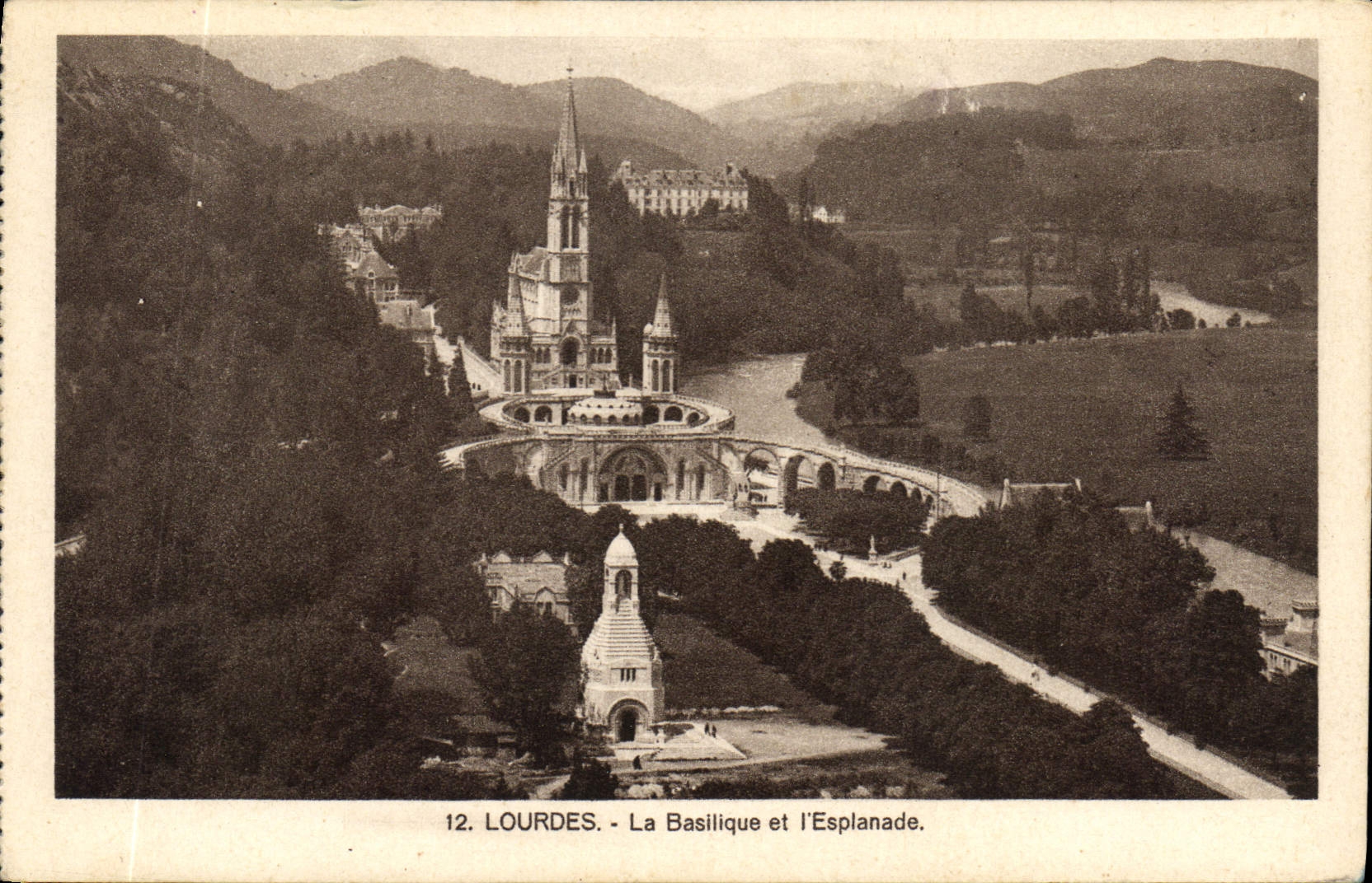 CPA Lourdes la Basilique et l'Esplanade