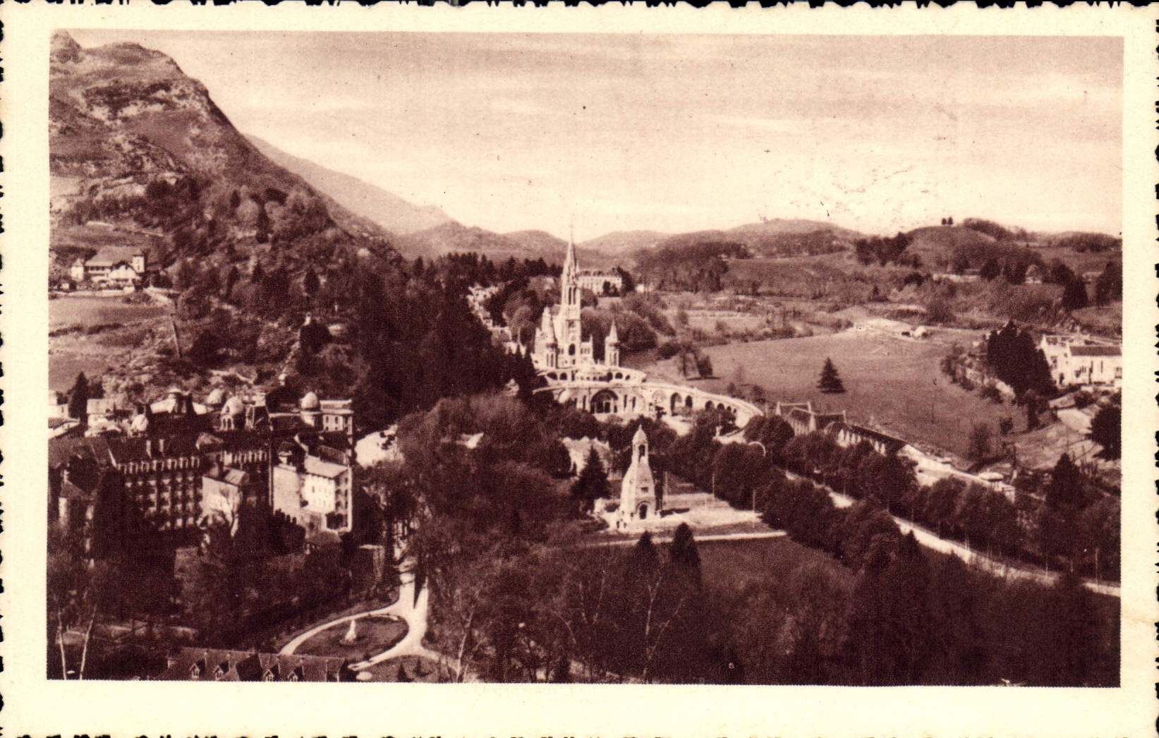 CPA Lourdes la Basilique et le Calvaire vus du Chateau Fort 