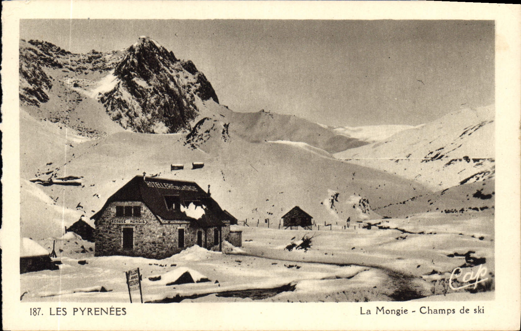 CPA Les Pyrenees la Mongie Champs de Ski