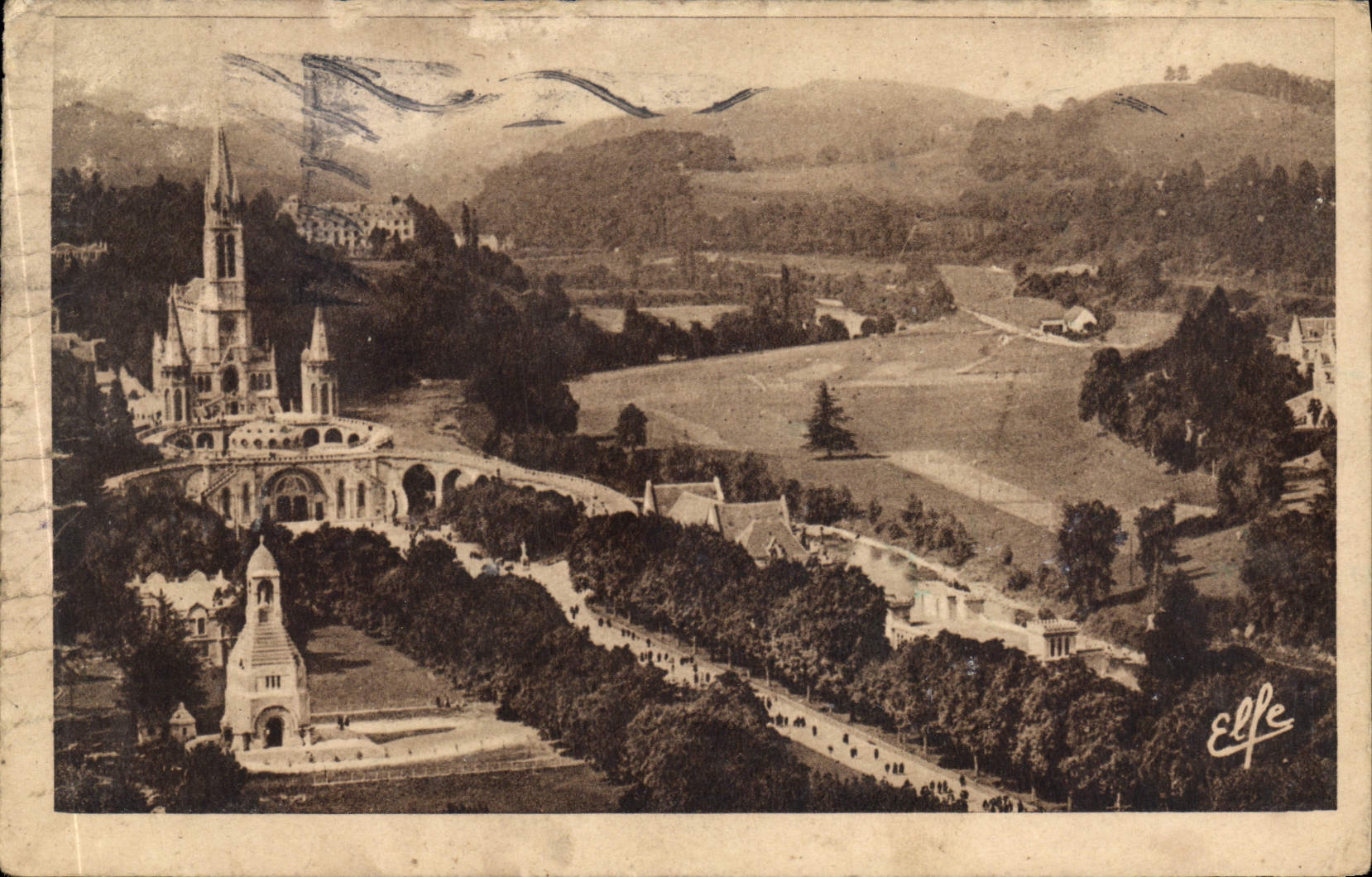 CPA Lourdes vue Plongeante sur l'Esplanade et la Basilique 