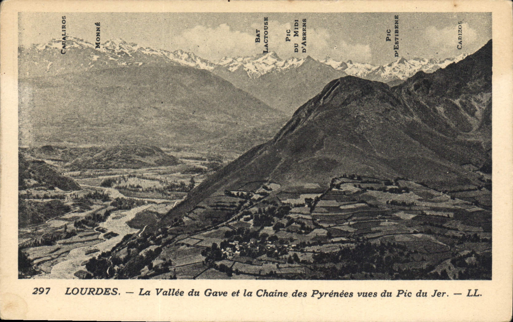 CPA Lourdes la Vallee du Gave et la Chaine des Pyrenees vues du Pic du Jer 