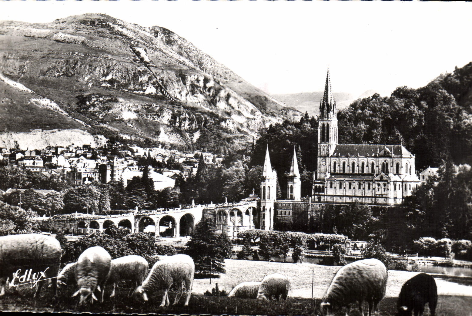 CPA Lourdes la Basilique et le Pic du Jer