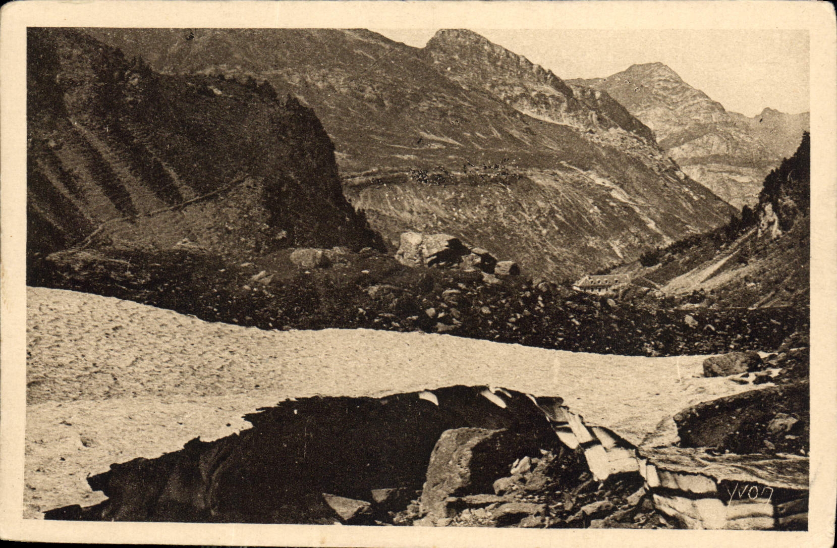 CPA Les Pyrenees Cirque de Gavarnie Pont de Neige 