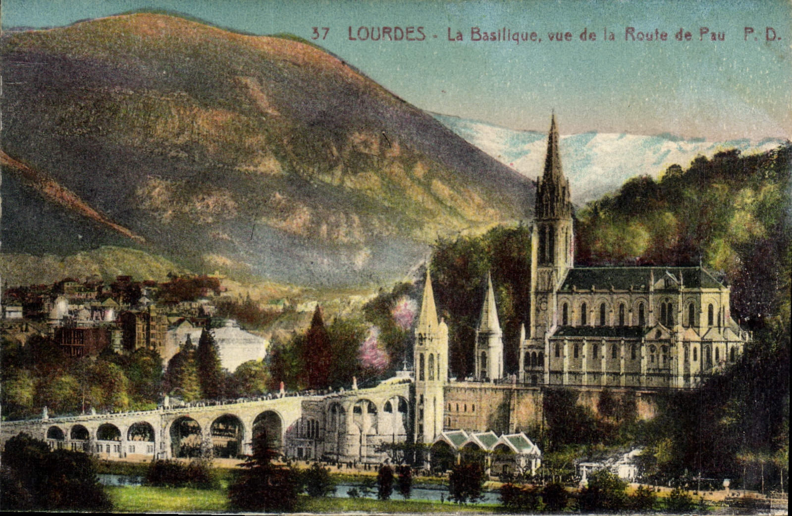 CPA Lourdes la Basilique vue de la Route de Pau 