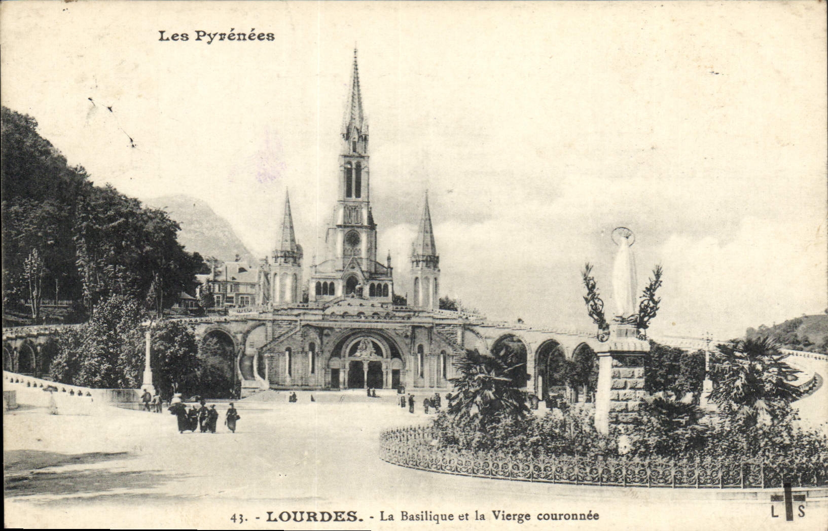 CPA Lourdes la Basilique et la Vierge couronnee 