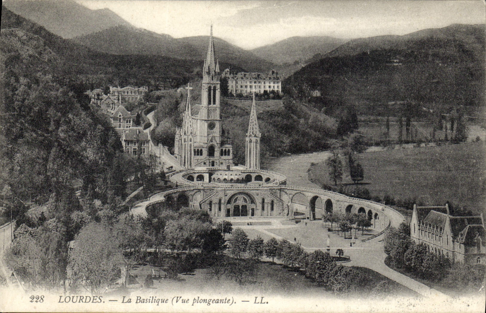 CPA Lourdes la Basilique vue Plongeante 