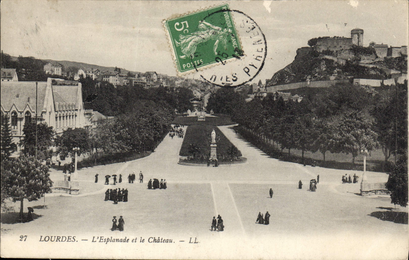 CPA Lourdes l'Esplanade et le Chateau 