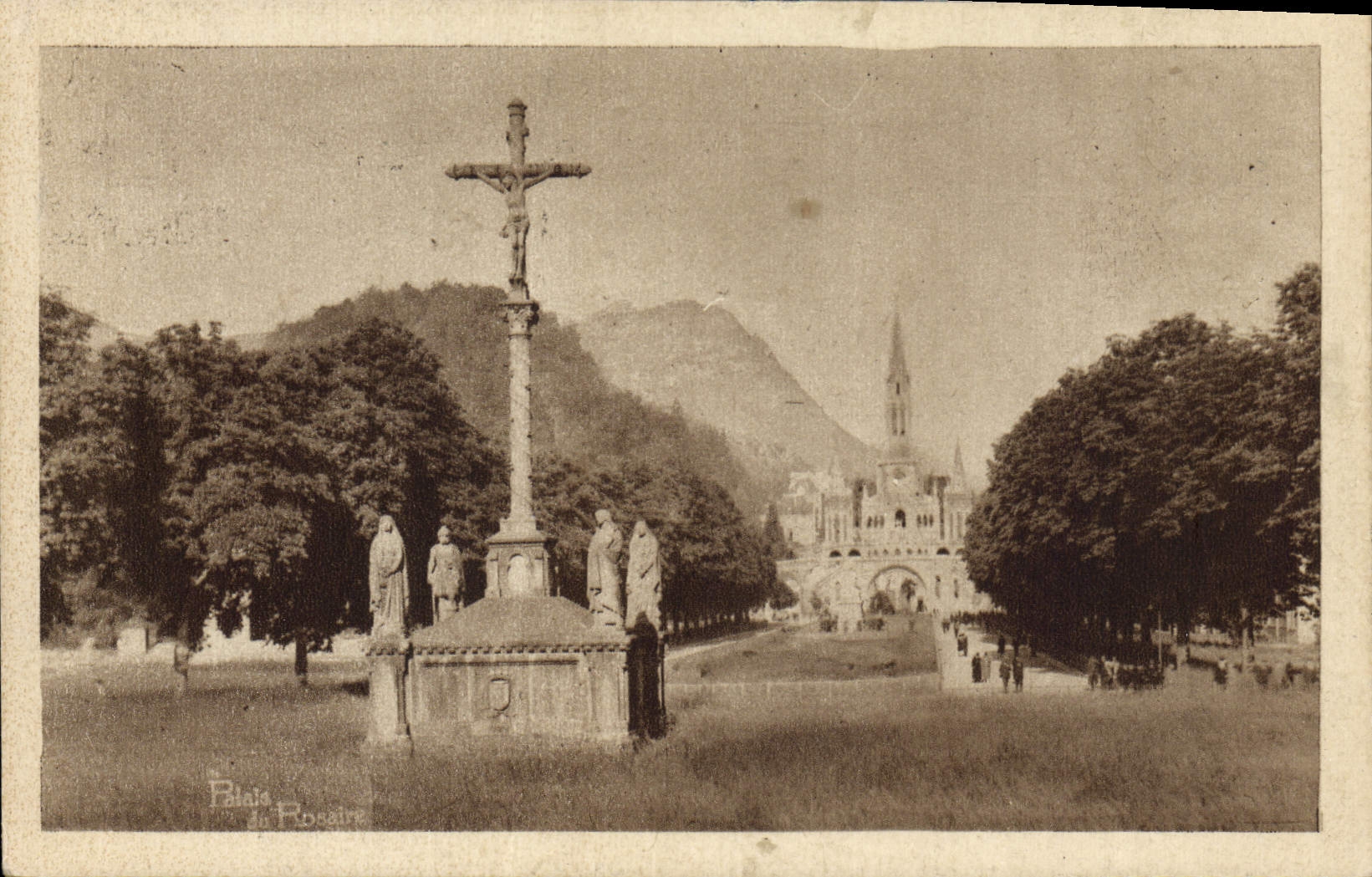 CPA Lourdes Calvaire Breton et Esplanade 