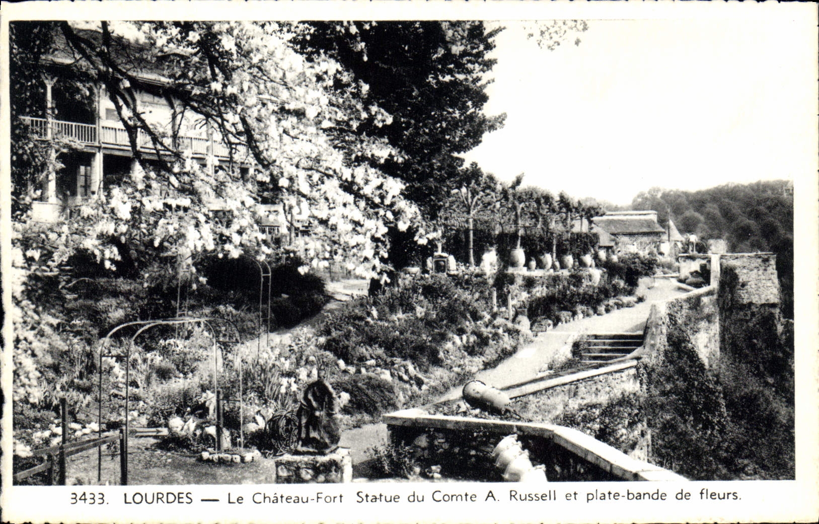 CPA Lourdes le Chateau Fort Statue du Comte a Russell et Plate Bande de fleurs 