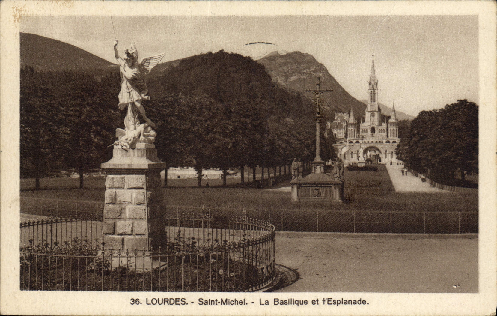 CPA Lourdes Saint Michel la BAsilique et l'Esplanade 