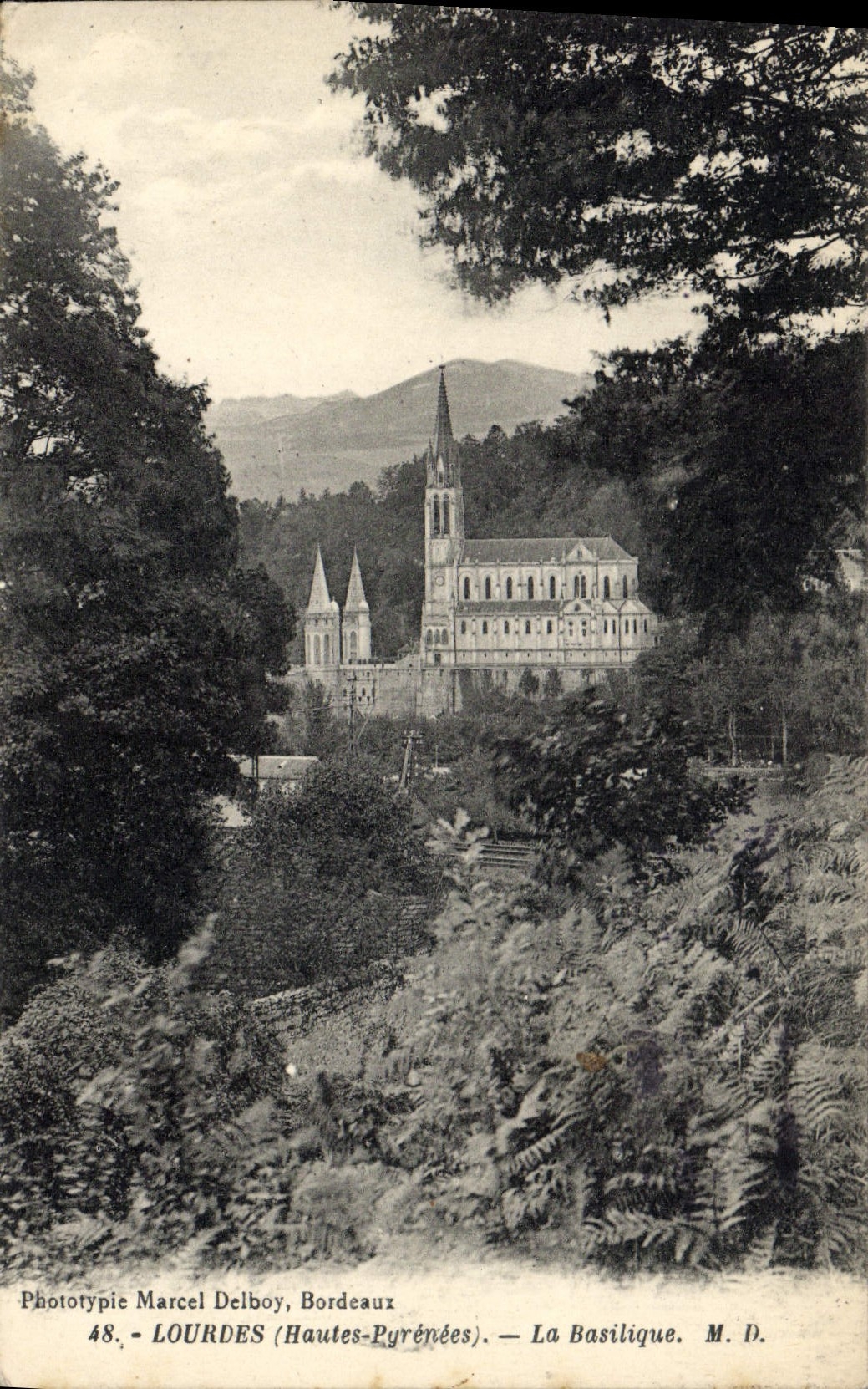 CPA Lourdes Hautes Pyrenees la Basilique 