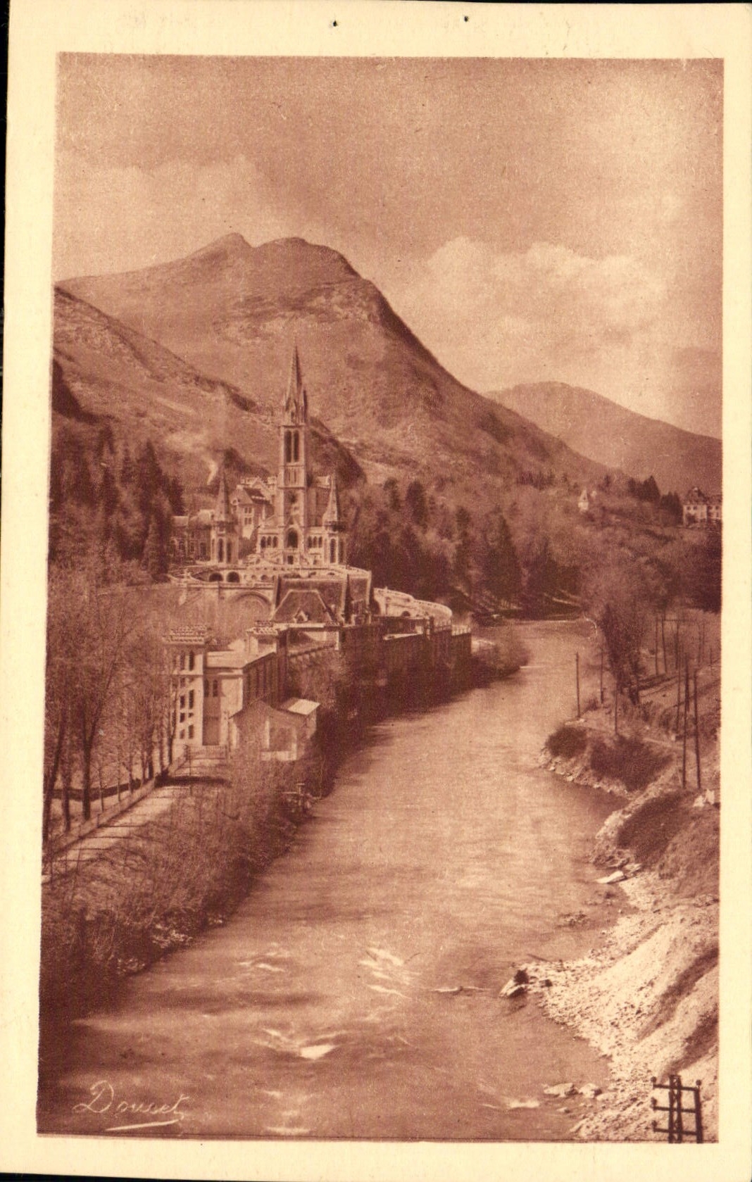 CPA Lourdes la Basilique et le Gave 