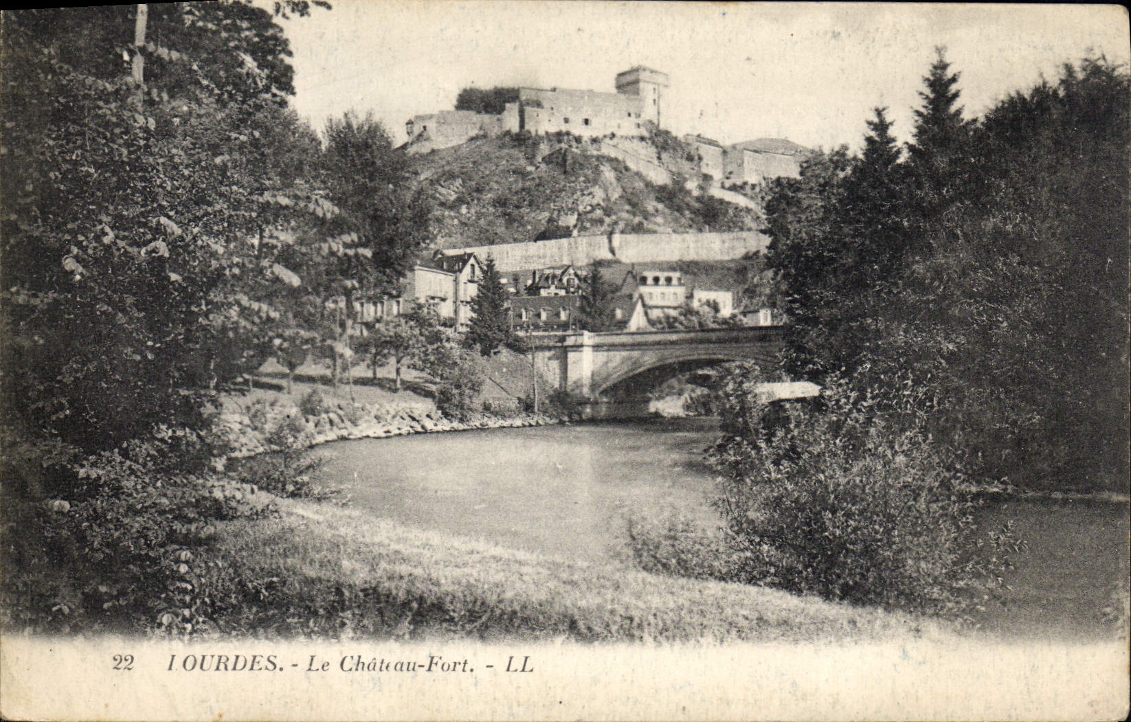 CPA Lourdes le Chateau Fort 