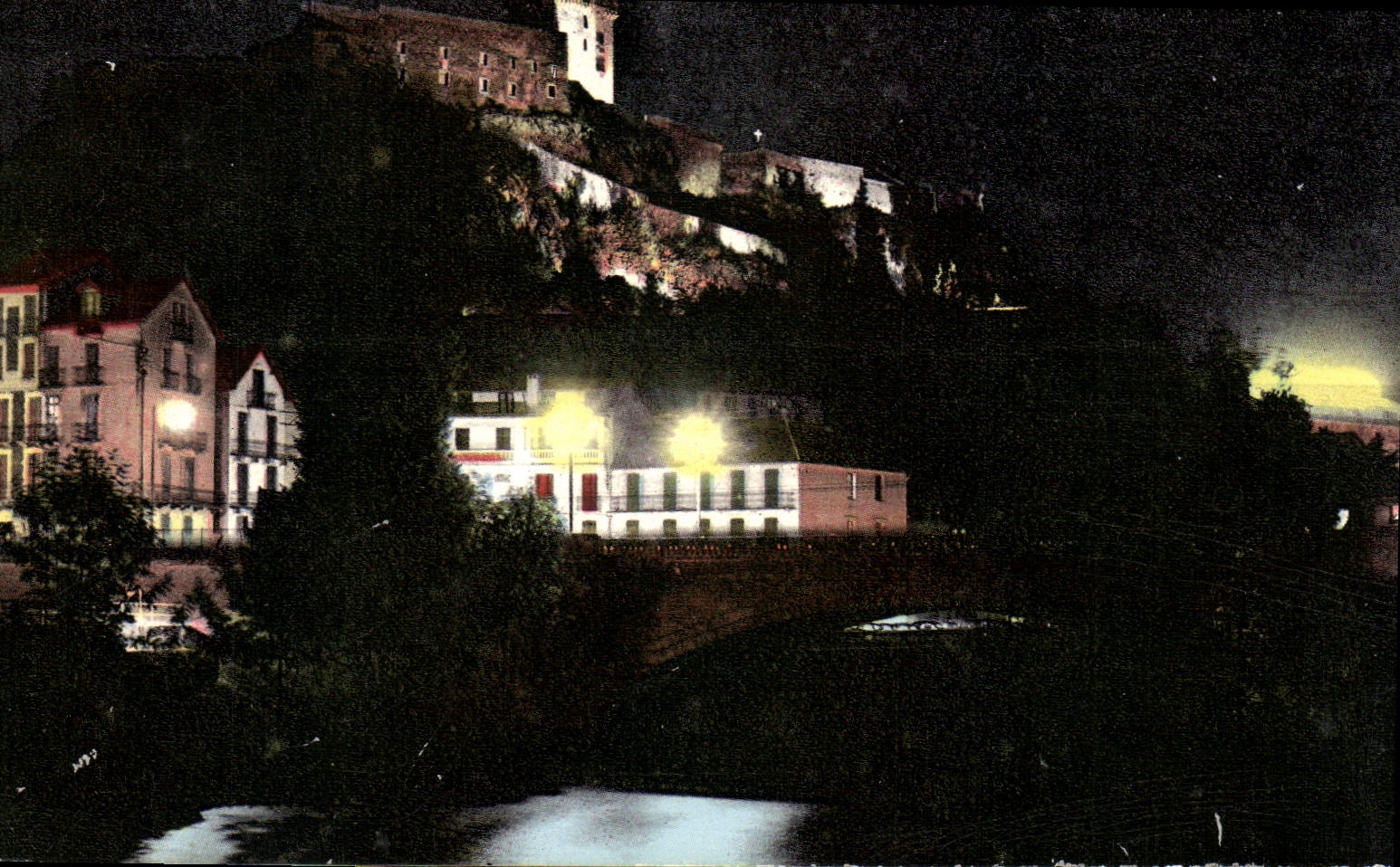 CPA Lourdes Htes Pyr le Chateau Fort et le Gave la nuit 