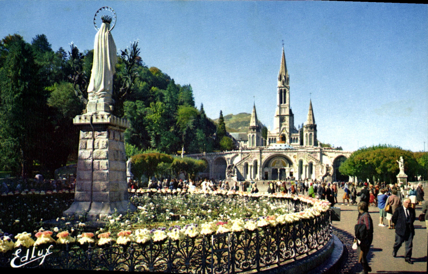 CPA Lourdes la Basilique et la Vierge Couronnee 