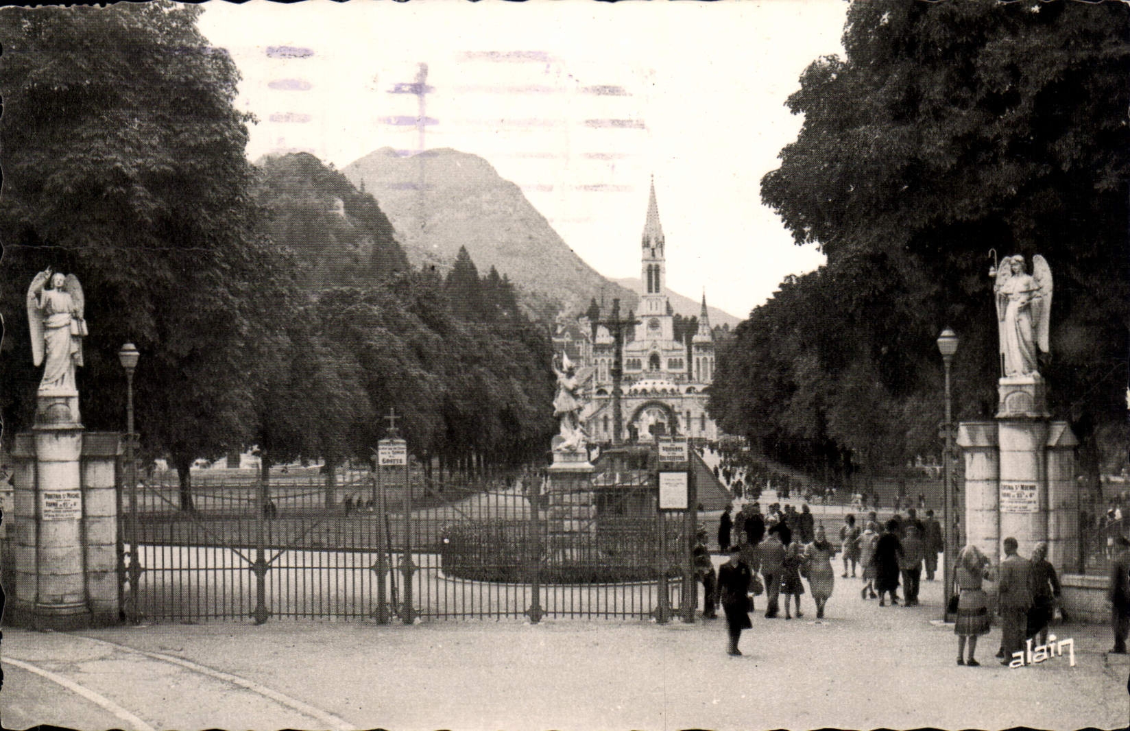 CPA Lourdes l'Entree de la Basilique 