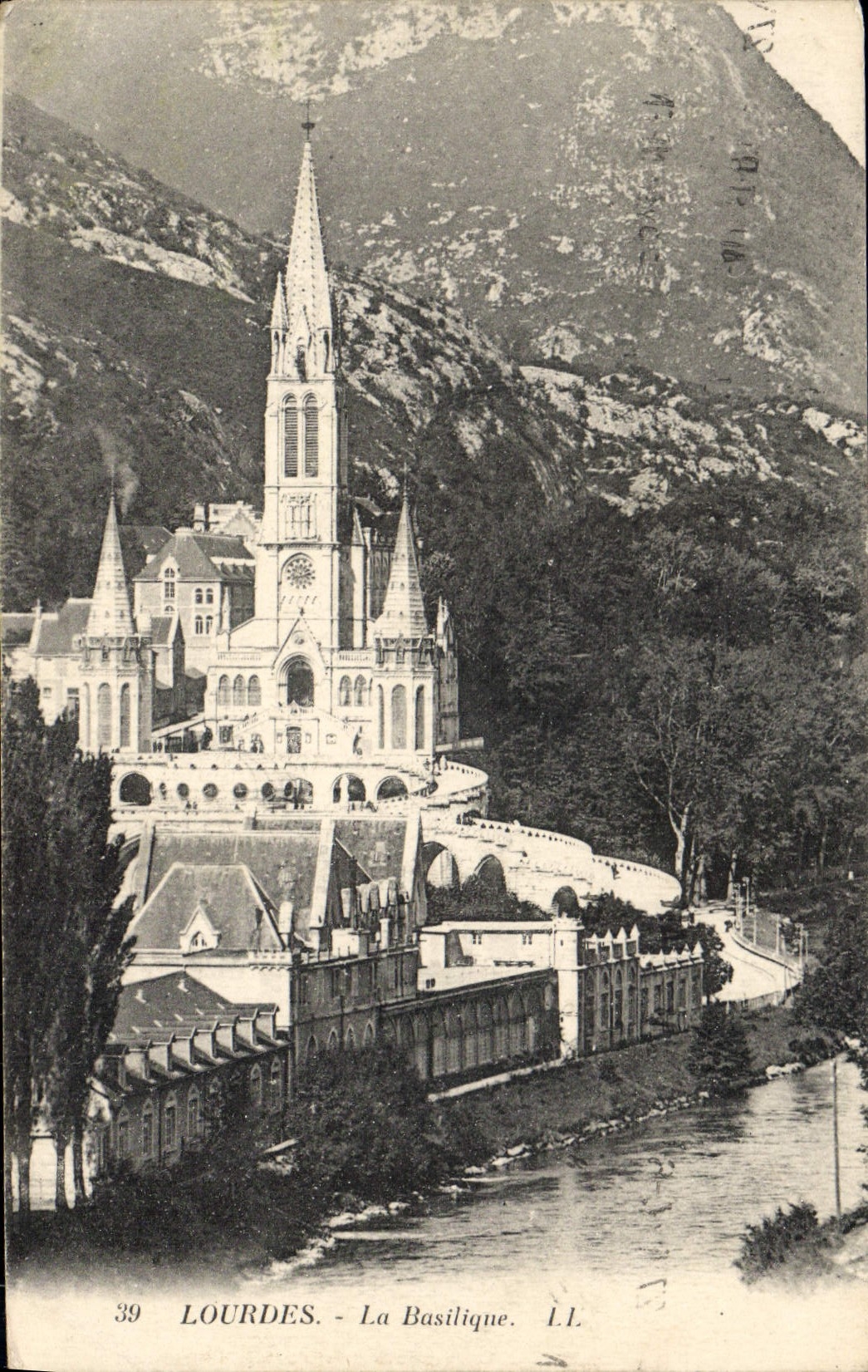 CPA Lourdes la Basilique 