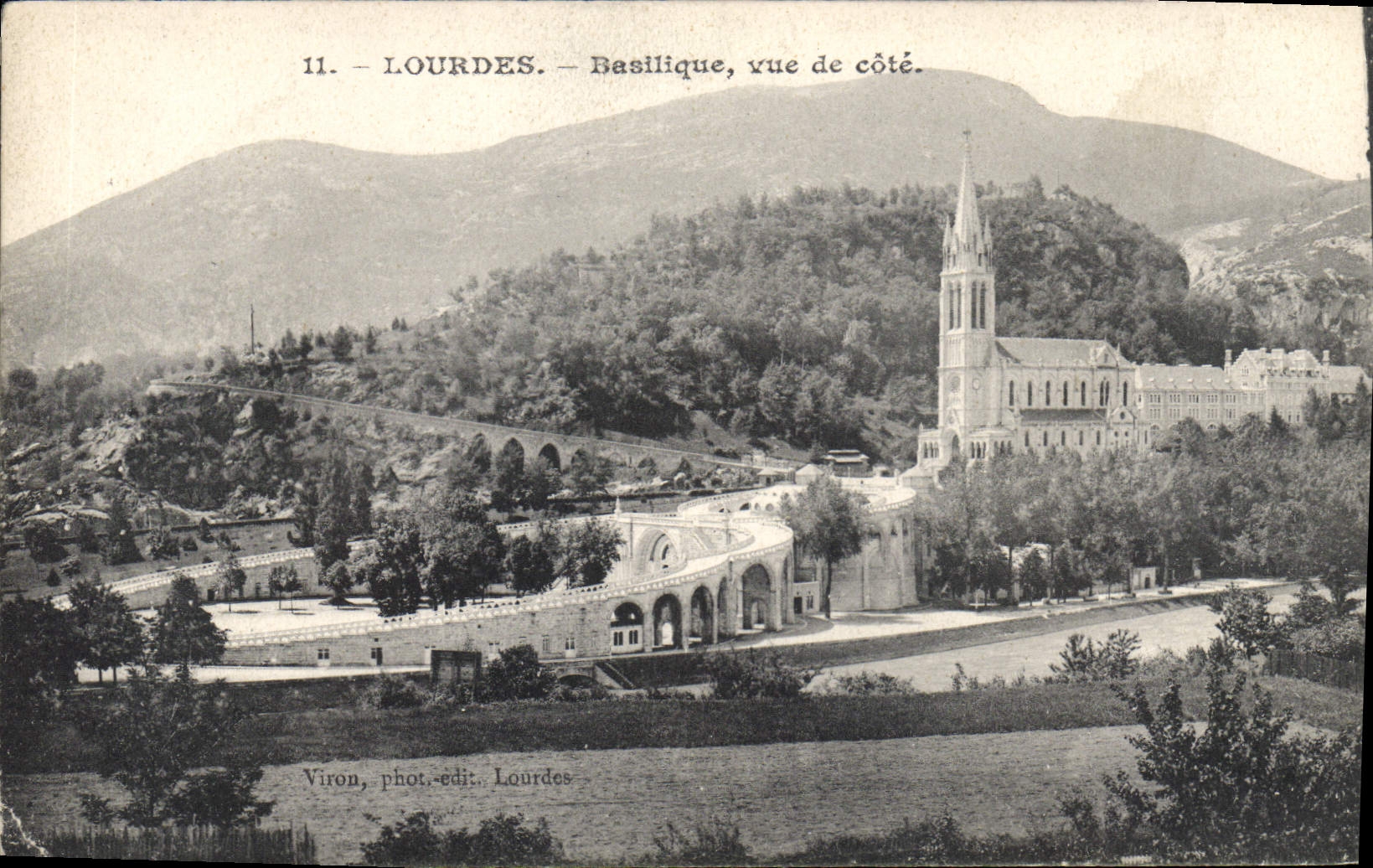 CPA Lourdes Basilique vue de Cote 