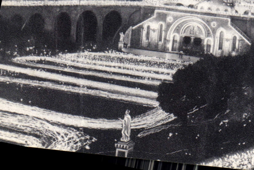 CPA Lourdes Htes Pyr la Basilique Illuminee et la Procession aux Flambeaux 