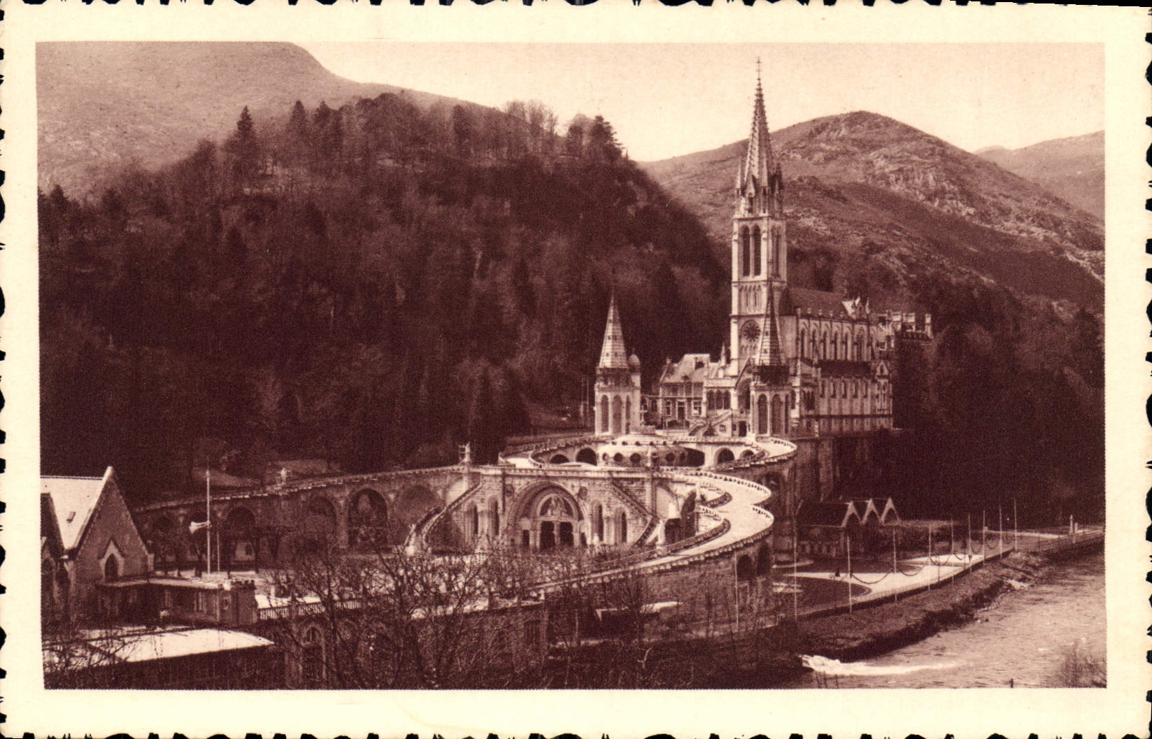 CPA Lourdes vue d'ensemble sur la Basilique 
