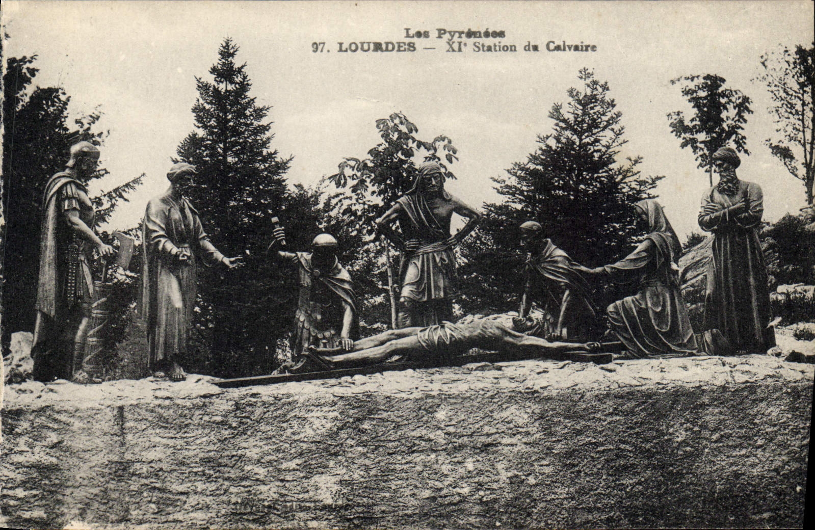CPA Les Pyrenees Lourdes XI station du Calvaire 