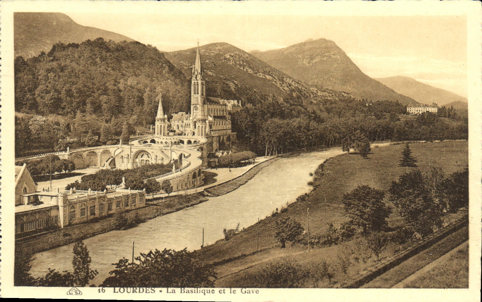 CPA Lourdes la Basilique et le Gave 