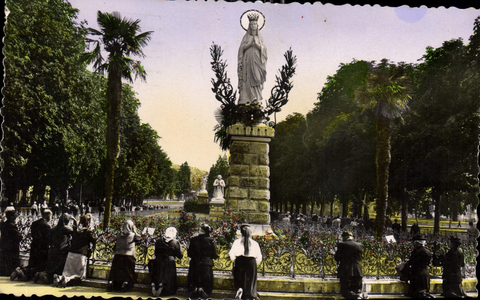 CPA Lourdes la Vierge Couronnee 