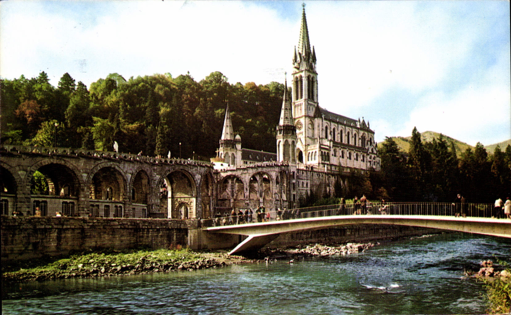 CPA Lourdes Hautes Pyrenees la Basilique et le Gave 