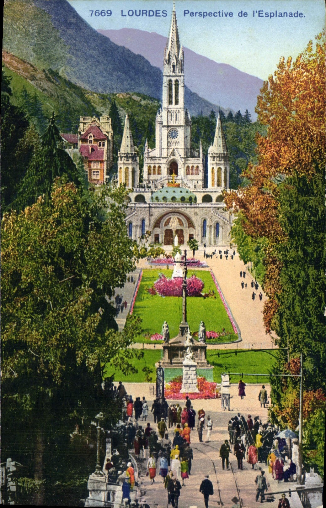 CPA Lourdes Perspective de l'Esplanade 