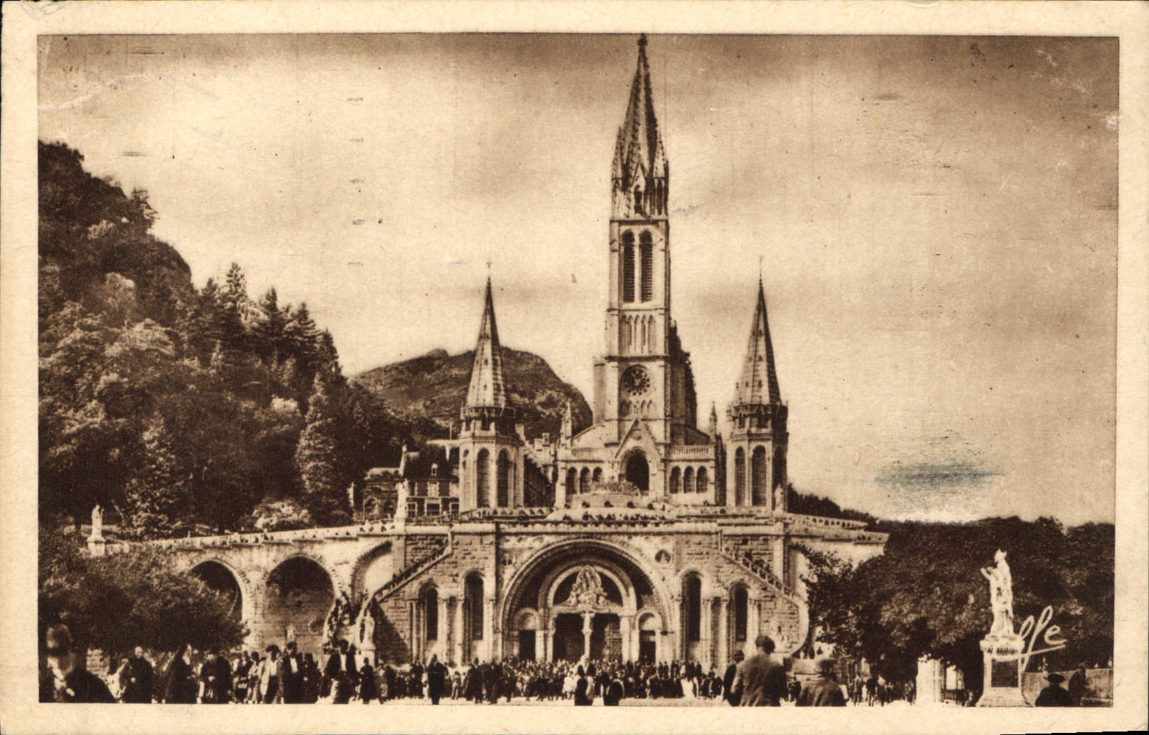 CPA Lourdes l'Esplanade et la Basilique 