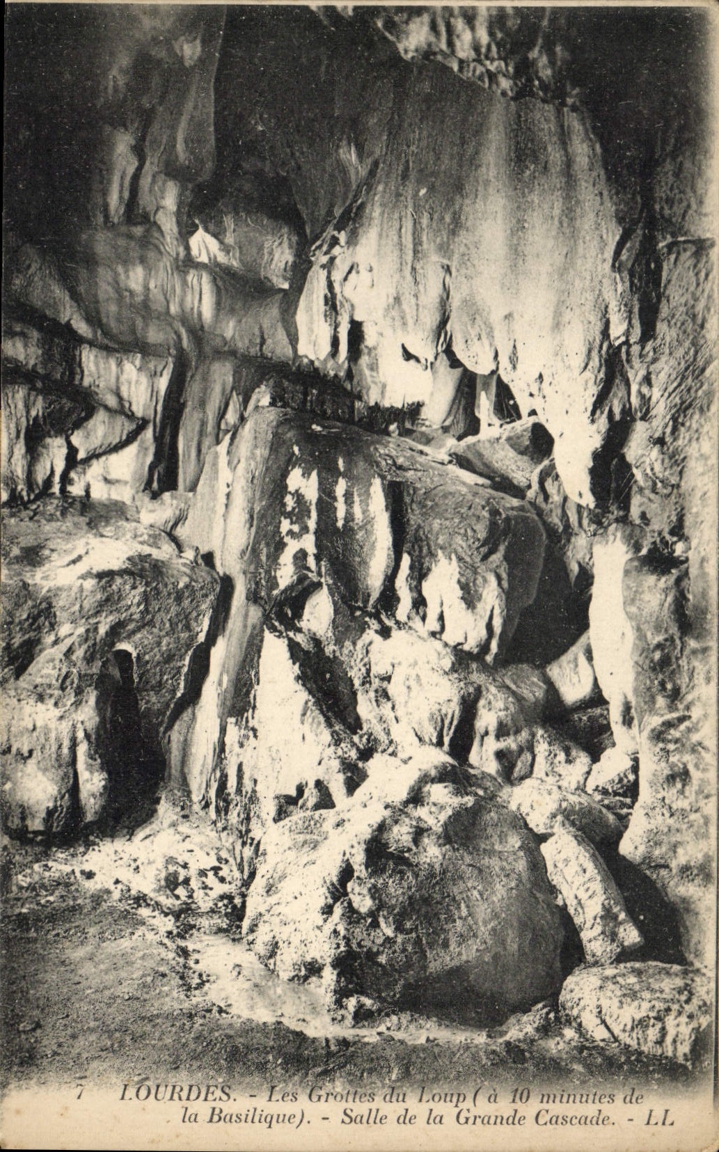 CPA Lourdes les Grottes du Loup a 10 minutes de la Basilique Salle de la Grande Cascade 