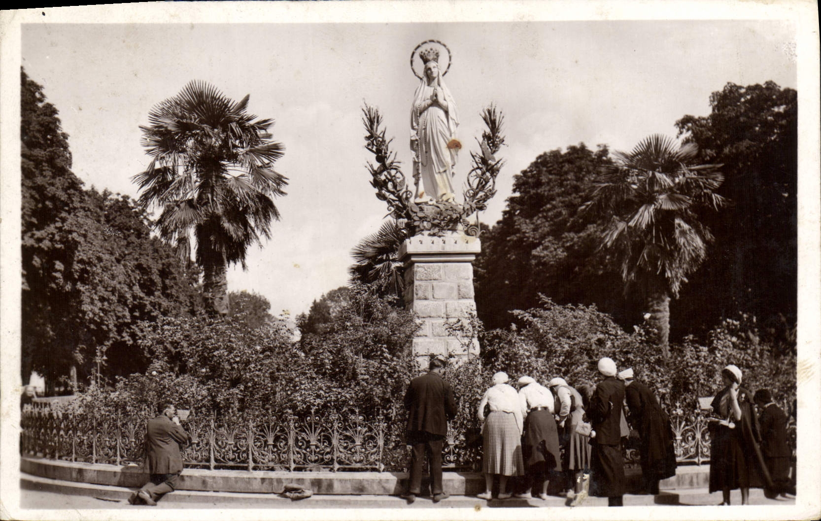 CPA Lourdes la Vierge couronnee 