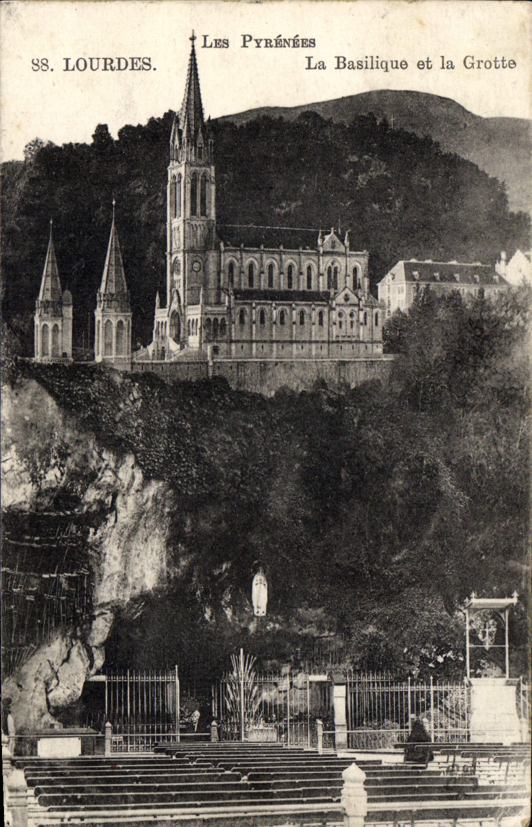 CPA Lourdes les Pyrenees la Basilique et la Grotte 