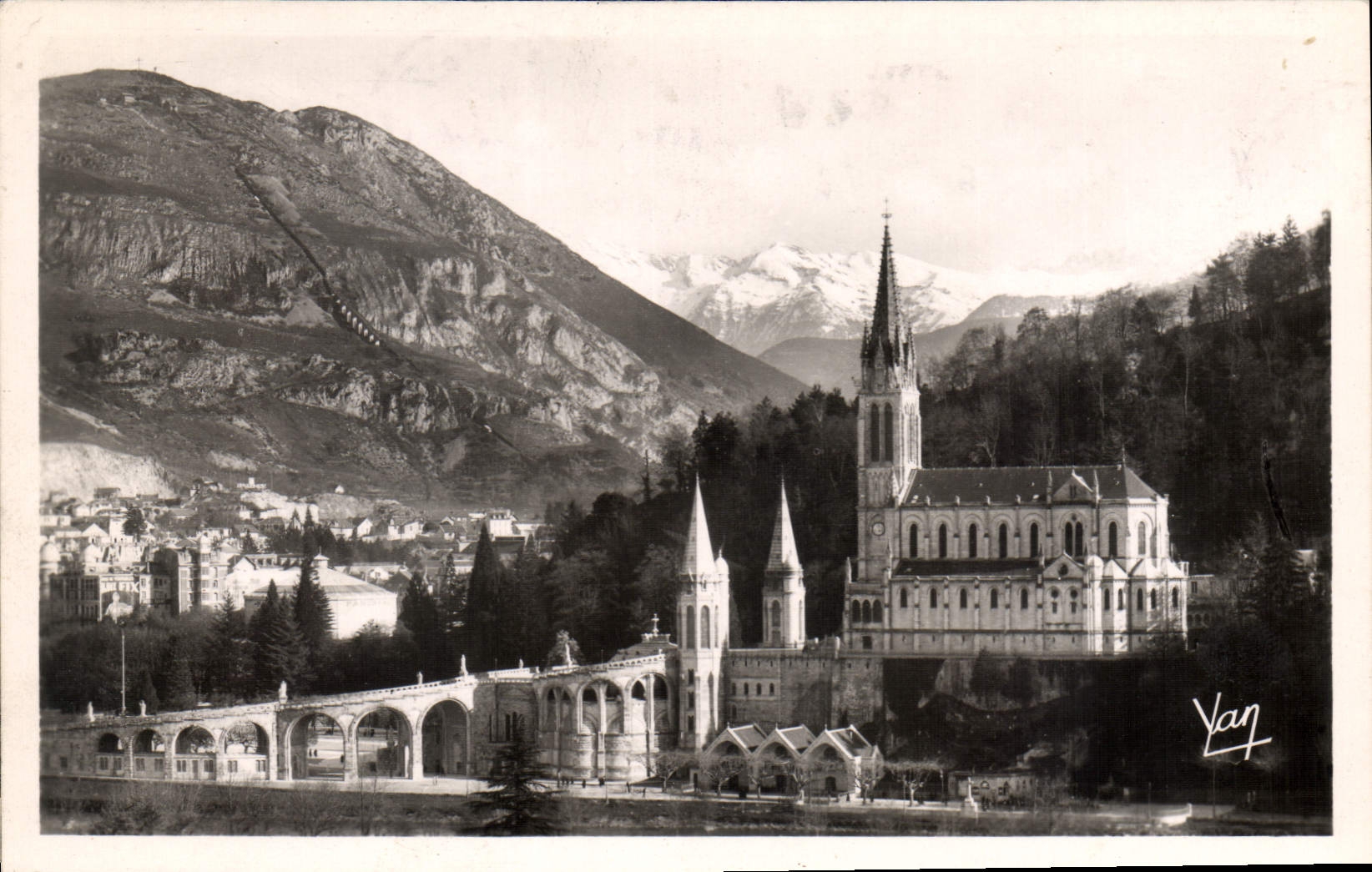 CPA Lourdes la Basilique et les Montagnes 
