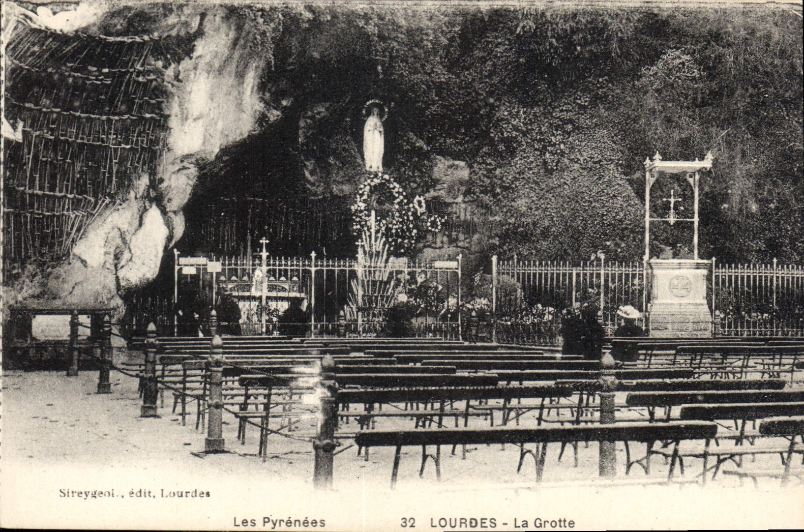 CPA Les Pyrenees Lourdes la Grotte 