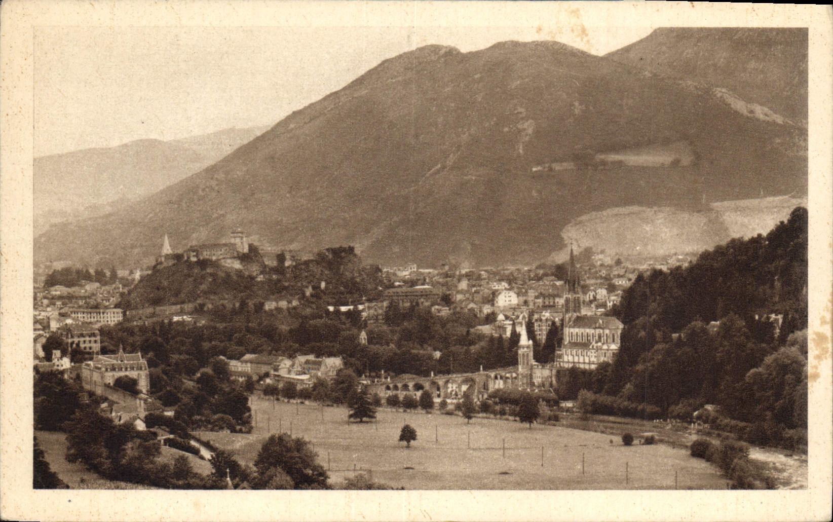 CPA Lourdes la Basilique et le Chateau Fort 