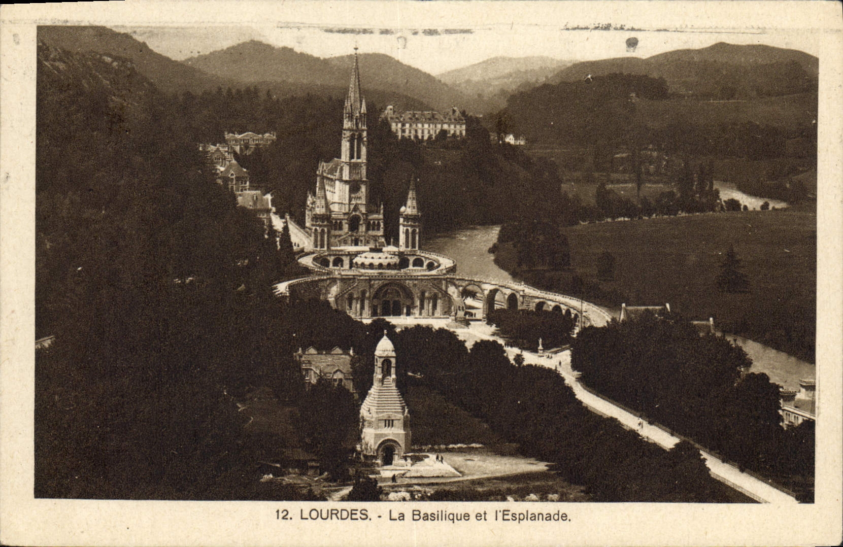CPA Lourdes la Basilique et l'Esplanade 