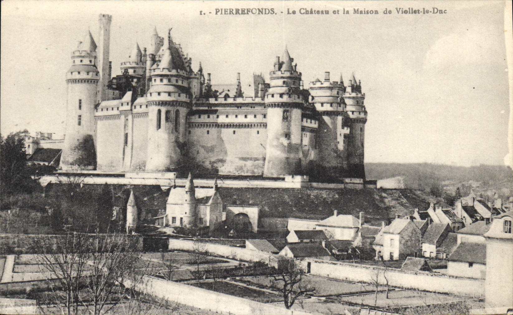 CPA Pierrefonds le Chateau et la Maison de Viollet le Duc 