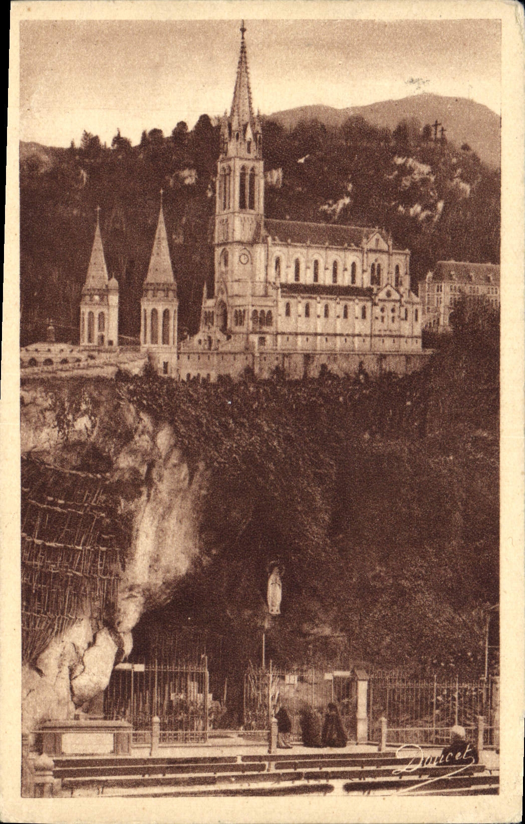 CPA Lourdes la Grotte et la Basilique 