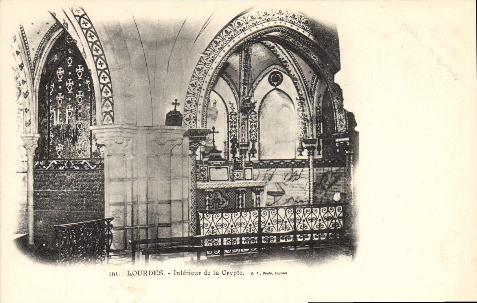 CPA Lourdes Interieur de la Crypte 