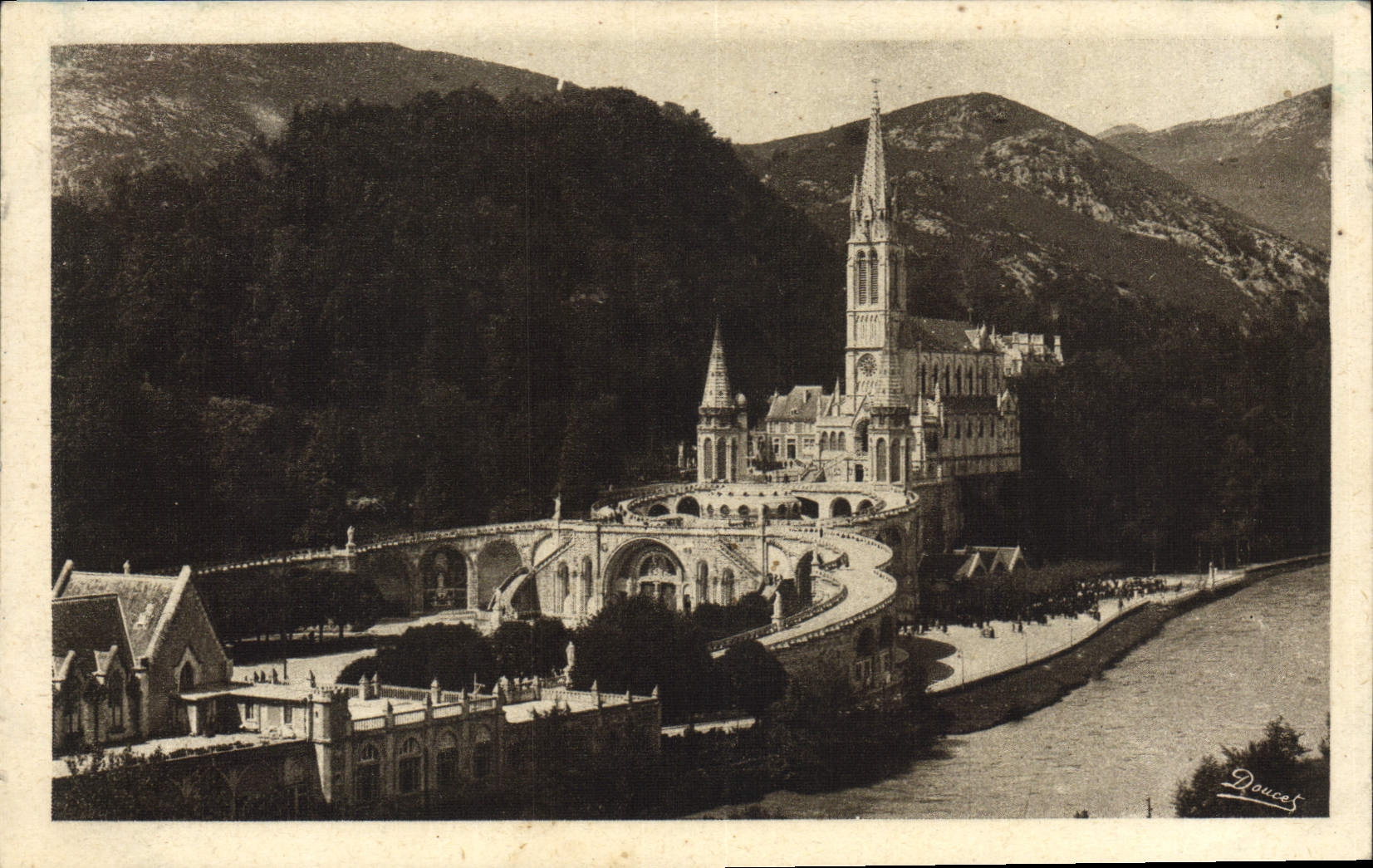 CPA Lourdes la Basilique 