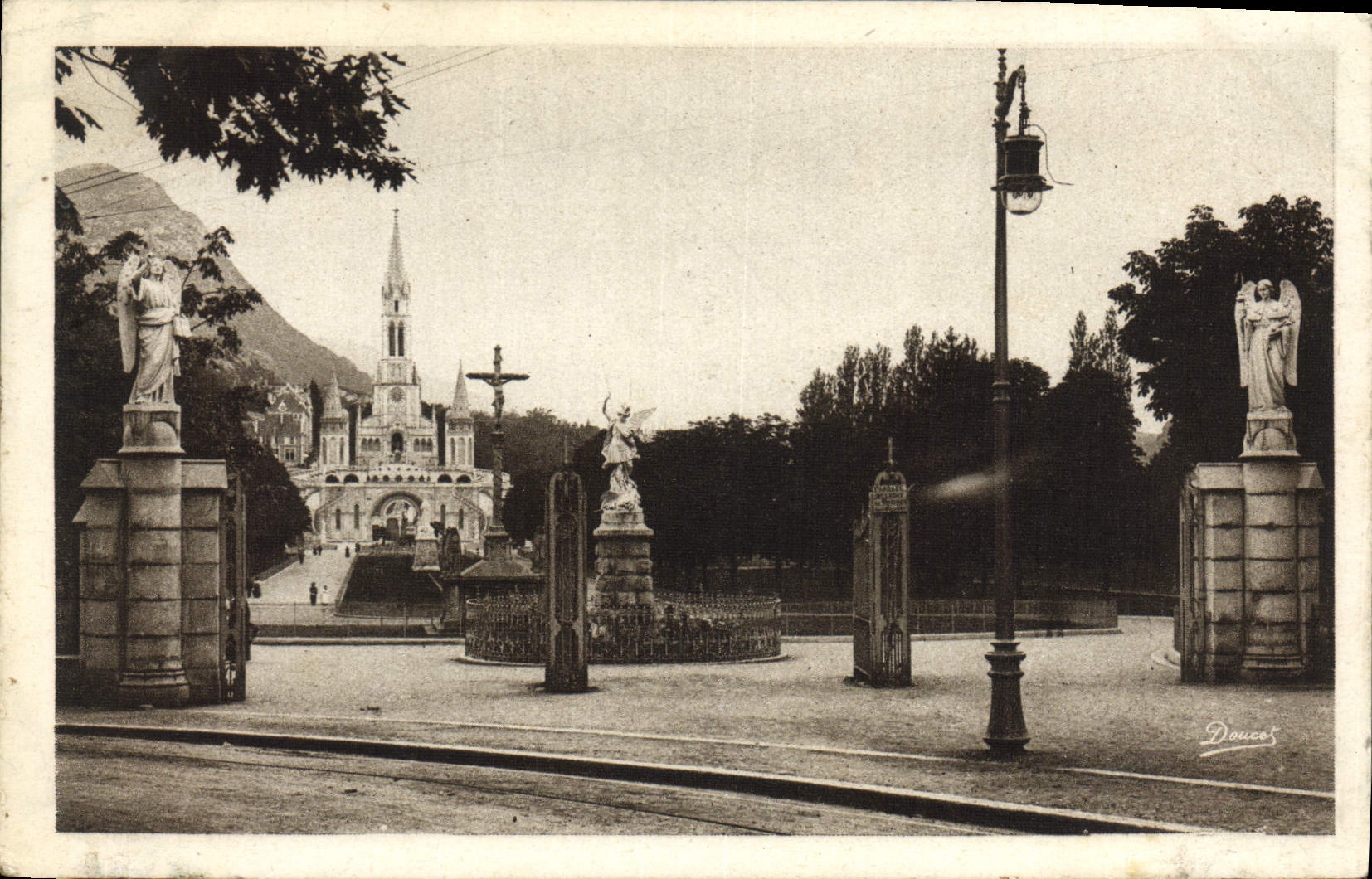 CPA Lourdes Entree de l'Esplanade 