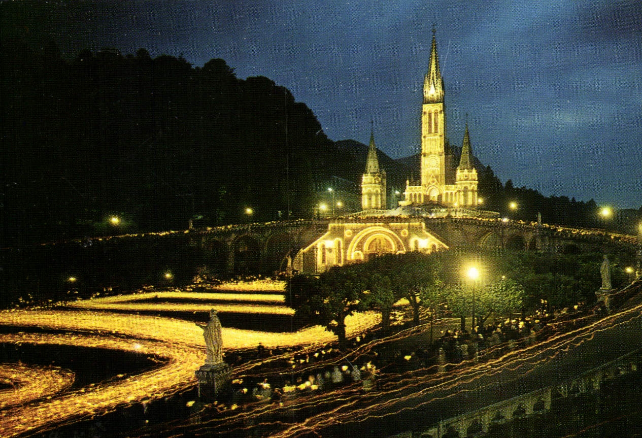 CPA Lourdes Hautes Pyrenees la Basilique Illuminee et la Procession aux Flambeaux 