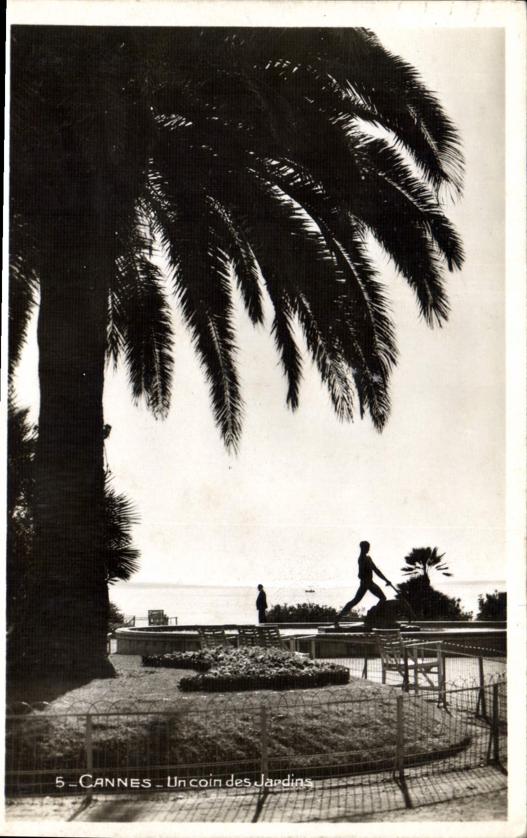 CPA Cannes un Coin des Jardins 