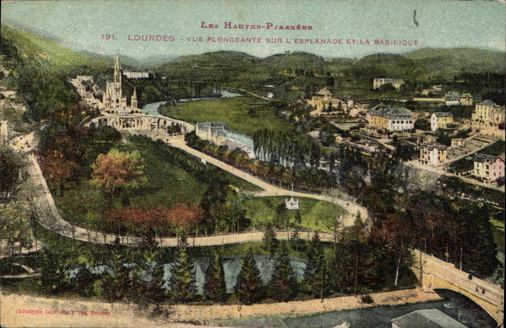 CPA Les Hautes Pyrenees Lourdes vue plongeante sur l'esplanade et la Basilique 