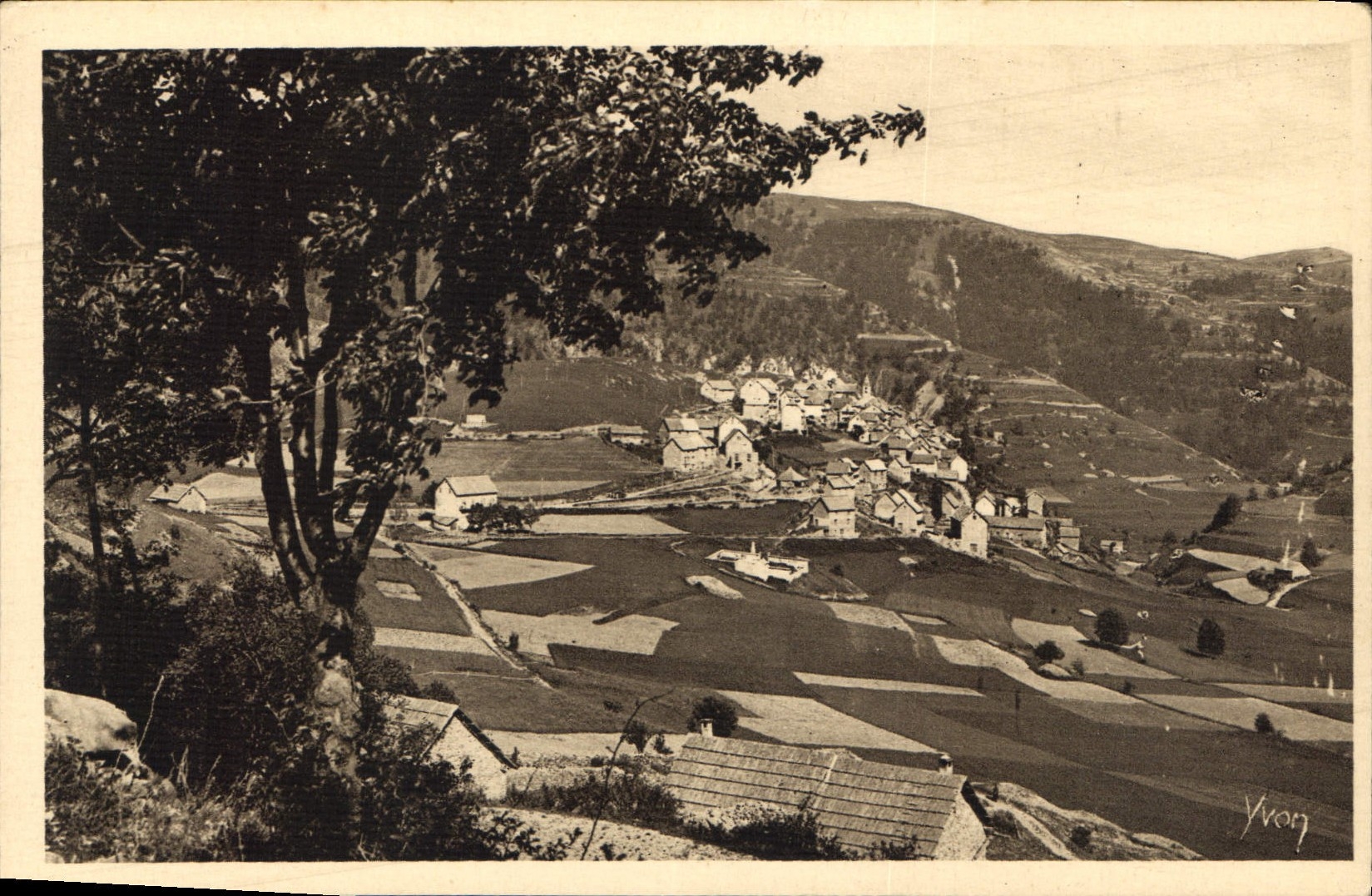 CPA La Douce France Gorges du Cians A M Le Village de Beuil terminus d'excursion
