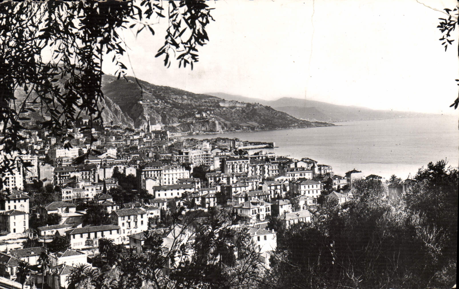 CPA Menton A M Vue generale de la Ville la frontiere et l'Italie