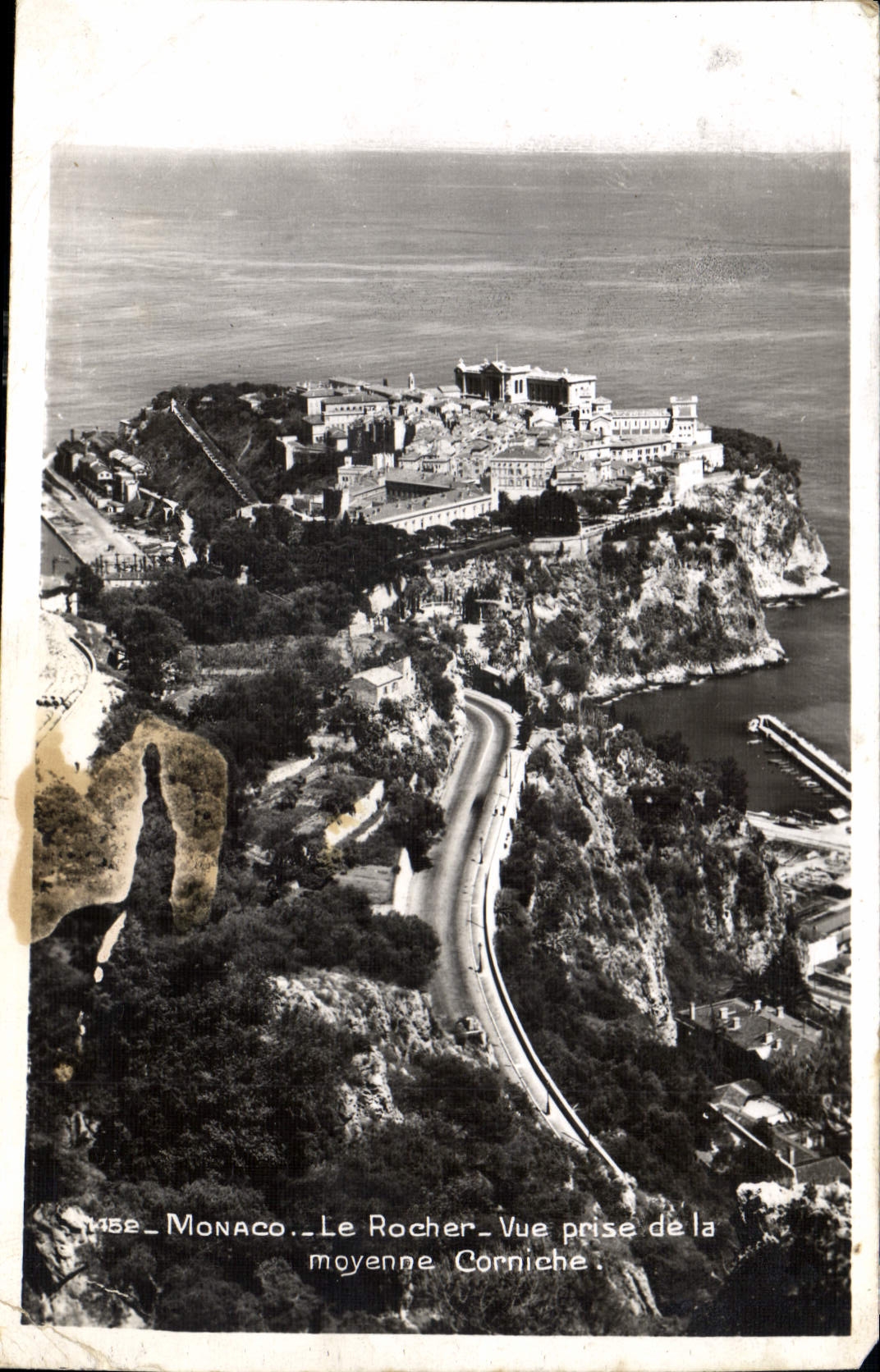 CPA Monaco Le Rocher vue prise de la moyenne Corniche 