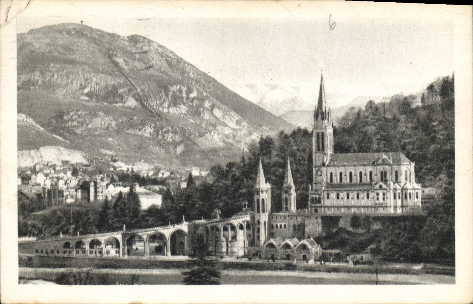 CPA Lourdes La Basilique et les montagnes 